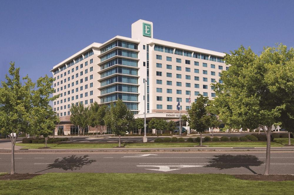 Embassy Suites By Hilton Hampton Convention Center Bagian luar foto