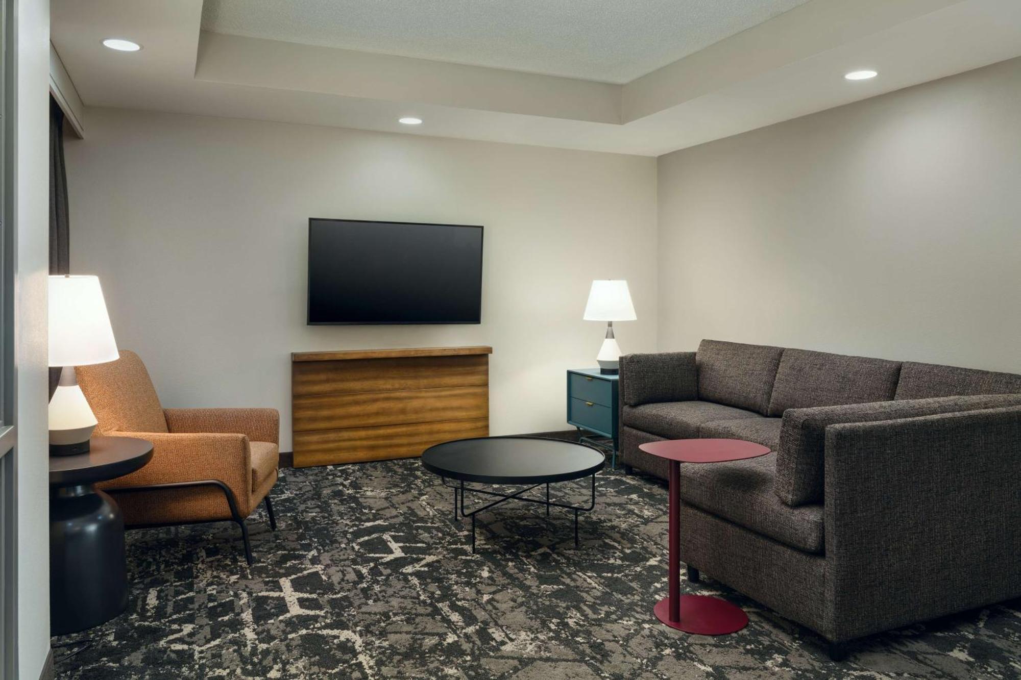Embassy Suites By Hilton Hampton Convention Center Bagian luar foto