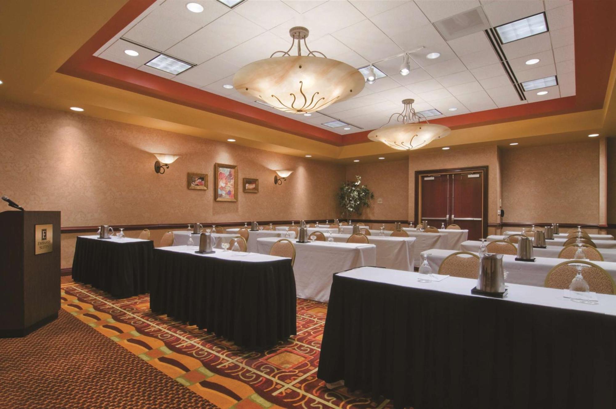 Embassy Suites By Hilton Hampton Convention Center Bagian luar foto